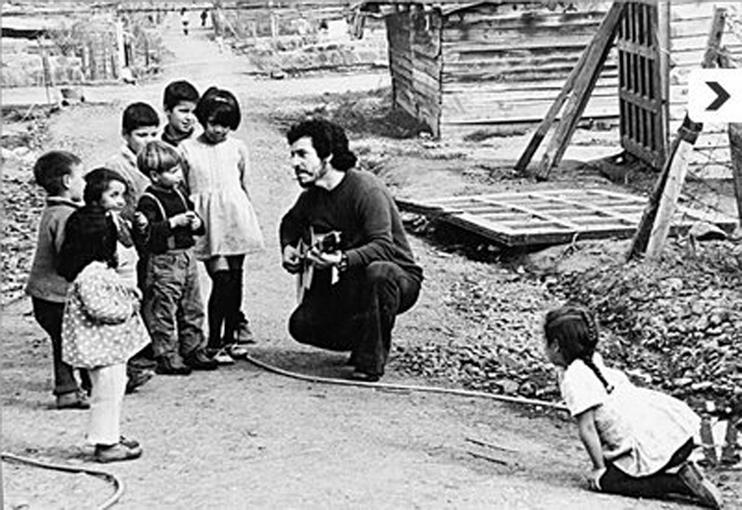 MemoriaHis's tweet photo. 16 de septiembre de 1973. Fue asesinado Víctor Jara.

El profesor y cantautor se despidió de Joanita, Manuela y Amanda, su hermosa familia. 
Fue a la Universidad Técnica para no dejar solos a sus estudiantes y compañeros tras el golpe de estado. 

Jamás volvería a verlas. 🌹✊ https://t.co/1ur0gs5tY0
