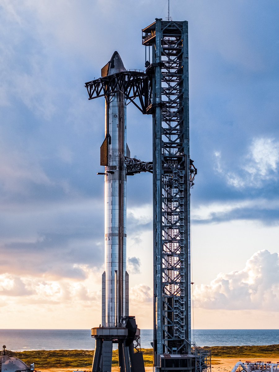 FelixSchlang's tweet image. Here is the Starship 25 &amp;amp; Booster 9 stack edited by me!

Original by @SpaceX @elonmusk