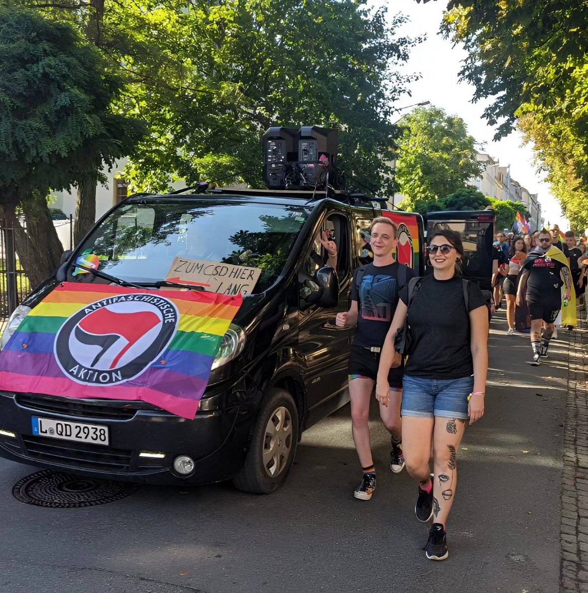 Auch #Riesa kann bunt! Zumindest zum #csd bei strahlenden Sonnenschein & über 300 Teilnehmenden. Wir setzen ein deutliches Zeichen gegen die Sächsische Kackscheiße & fordern #Solidarität und #Schutz mit allen Opfern rechter Hetze und Gewalt - wovon auch #lgbtiq🌈 betroffen sind.