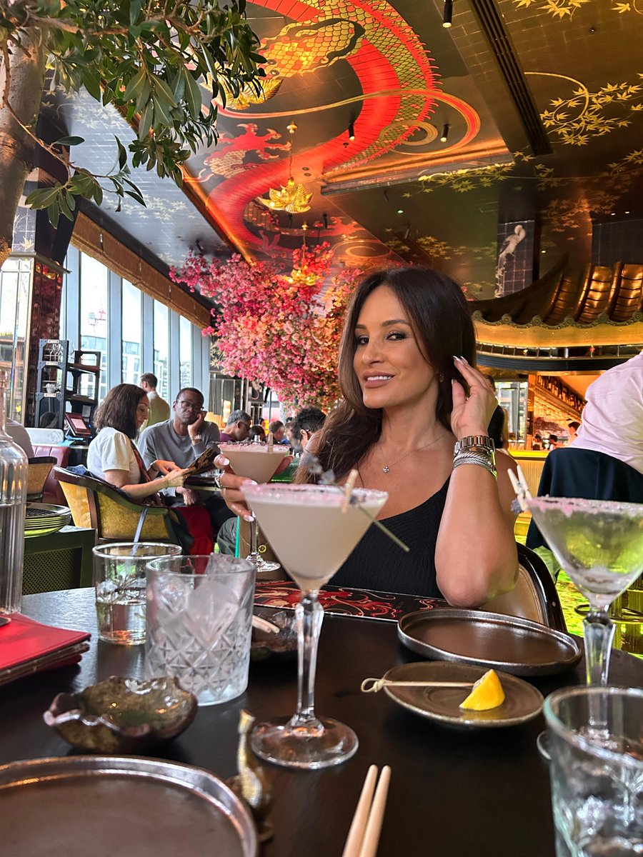 thereallisaann's tweet photo. Cheers to the Weekend! 🥂 https://t.co/uBAq3sHyKJ