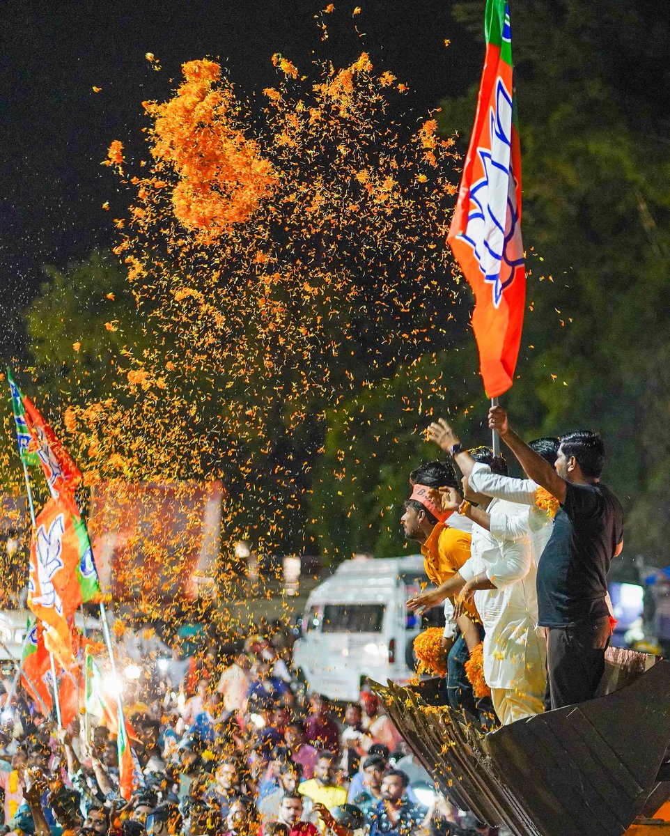 ChouhanShivraj's tweet photo. गुना वासियों, आपके आत्मीय स्वागत से सेवा तथा सुशासन की नई ऊर्जा मिली है। आप मेरा परिवार हो और मेरा संकल्प है कि अपने परिवार के प्रत्येक सदस्य का जीवन बेहतर बनाऊंगा।

आज गुना में जन आशीर्वाद यात्रा में सहभागिता कर उपस्थित कार्यकर्ताओं को संबोधित किया।

#BJPKiJanAashirvadYatra https://t.co/pe0C11FZ7t