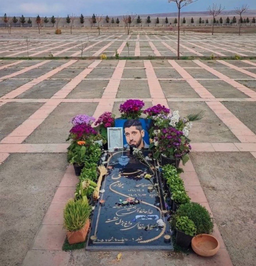 GolbargHaghgoo's tweet photo. داستان اینه که قهرمان‌ها همیشه تنهان...
#محمد_حسینی
#مهسا_امینی
#IRGCterrorists https://t.co/18OQ2UYVoM