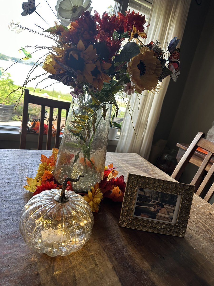 Amberleefraz's tweet image. I forgot how much fall decorating brings me so much comfort. #shebasic