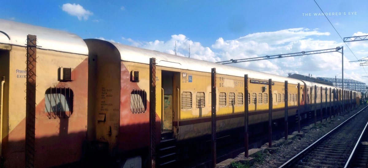 wanderer_eye's tweet photo. Halted....

#trains #train #railway #trainspotting #railways #Evenings #railroad #indiantrains #photography #rail #travel #world #Redsignal #Railwaystation #trainspotter  #trainstagram #art #tracks #locomotive #trainstation #rails #Travelindia #traveldiaries #indianphotography https://t.co/heYPElySLZ