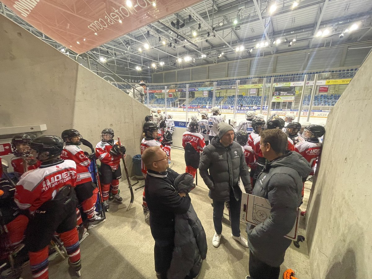 HardyGensel's tweet photo. Trainer unterstützen Trainer!
Beide @ebjuniors Trainer haben jeweils eine Hälfte beim U15 Eislöwen Cup in Dresden für Sachsen West gegen die U15 der Eisbären Juniors gecoacht.
#morepotential https://t.co/mn7kQhc6wZ