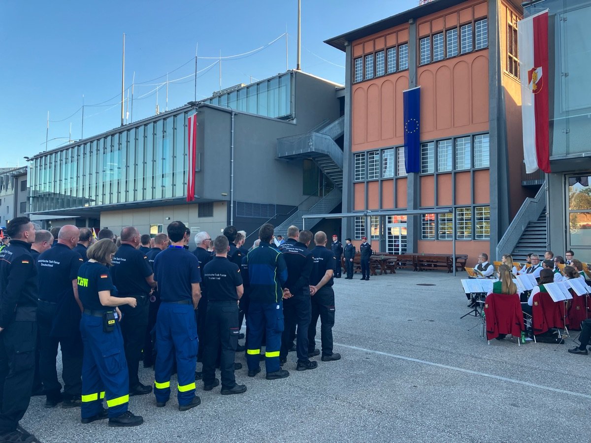 FeuerwehrHH's tweet photo. Irgendwann hat alles ein Ende, sicher erfolgreich für alle Teilnehmenden @BBK_Bund © #FORMATEX23 #Österreich #Feuerwehr #einsatzfuerhamburg
Ein schönes #gettogether https://t.co/buErLE4HEx