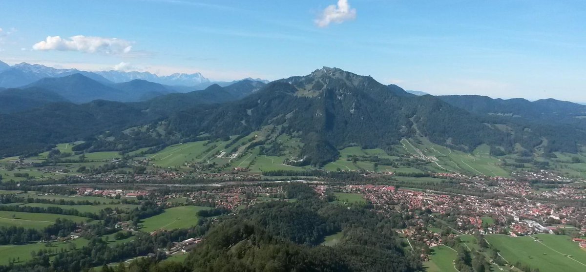 Der Geierstein 1491m bei Lenggries ist mit seinem schattigen Anstieg angenehm zu gehen. Ein exponierter Aussichtspunkt 200m unterm Gipfel bietet einen schönen Blick auf Isartal und Brauneck 4h 8,5km 800 Hm