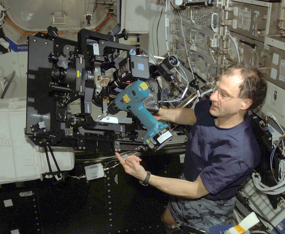 During <a href="/Space_Station/">International Space Station</a>'s early days, orbital motion created a challenge to take sharp night #photography. 

So I assembled a barn-door tracker from spare parts. Operated by a handheld drill, it counteracted orbital motion, allowing for the first clear images of cities at night.