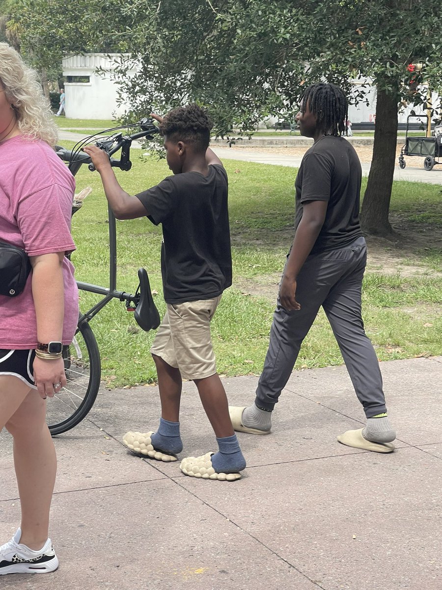MrInhuman55's tweet photo. @CStop2020 saw these two kids remove the front tire mounting bolt in front of Collin Quarter, Forsyth https://t.co/AtVQOZBpQI