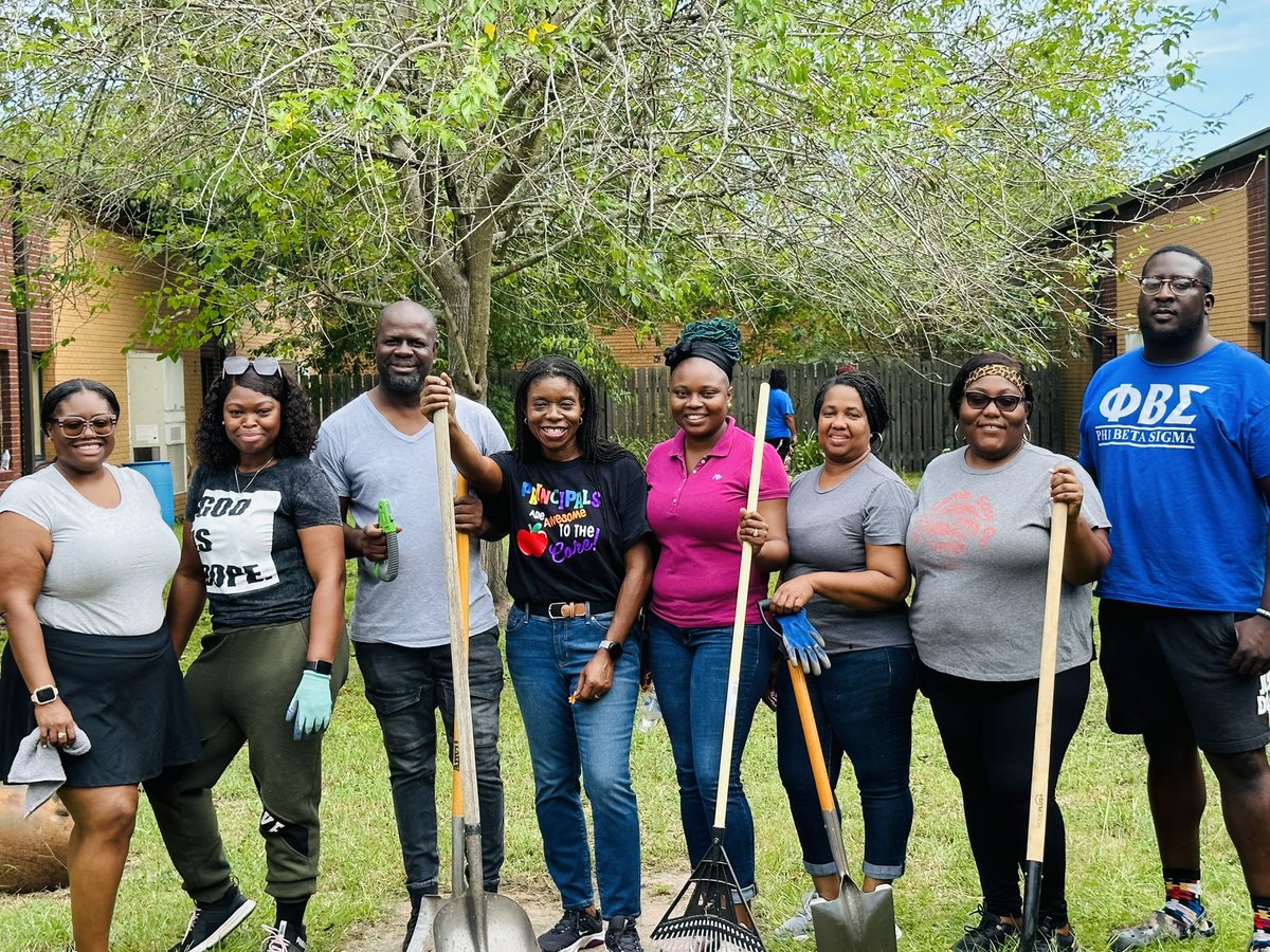 ShumanScholars's tweet image. The MAGIC🌈 continues @415❗️Garden Clean Up Day ‘23 was a huge success✅‼️ 1️⃣☎️That’s ALL.We 💚🤍 our village‼️Staff, students, parents, community partners-Scholars—fall planting 🥬 season  🥕 is here.Get ready for the 🍁outdoor adventures in our school garden. 🌶️ 
#Outdoorclass