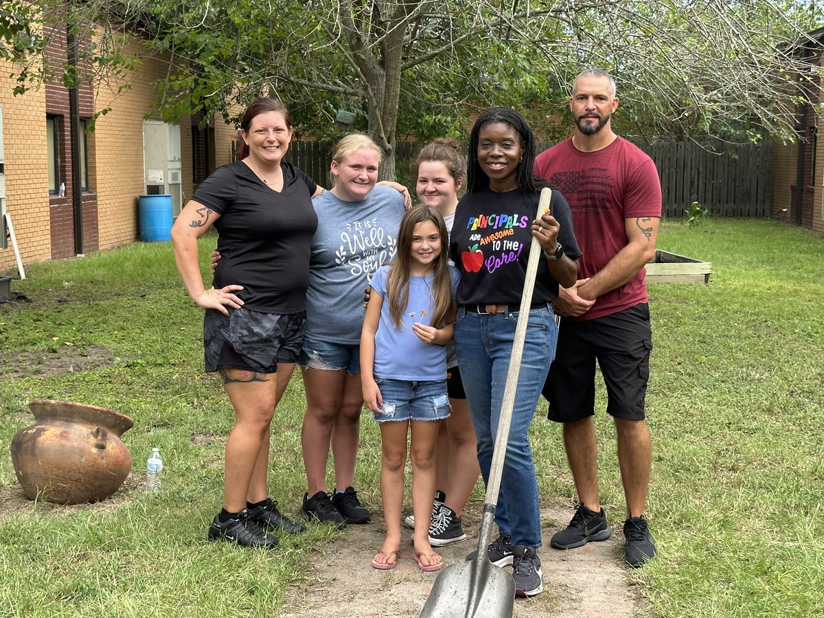 ShumanScholars's tweet image. The MAGIC🌈 continues @415❗️Garden Clean Up Day ‘23 was a huge success✅‼️ 1️⃣☎️That’s ALL.We 💚🤍 our village‼️Staff, students, parents, community partners-Scholars—fall planting 🥬 season  🥕 is here.Get ready for the 🍁outdoor adventures in our school garden. 🌶️ 
#Outdoorclass