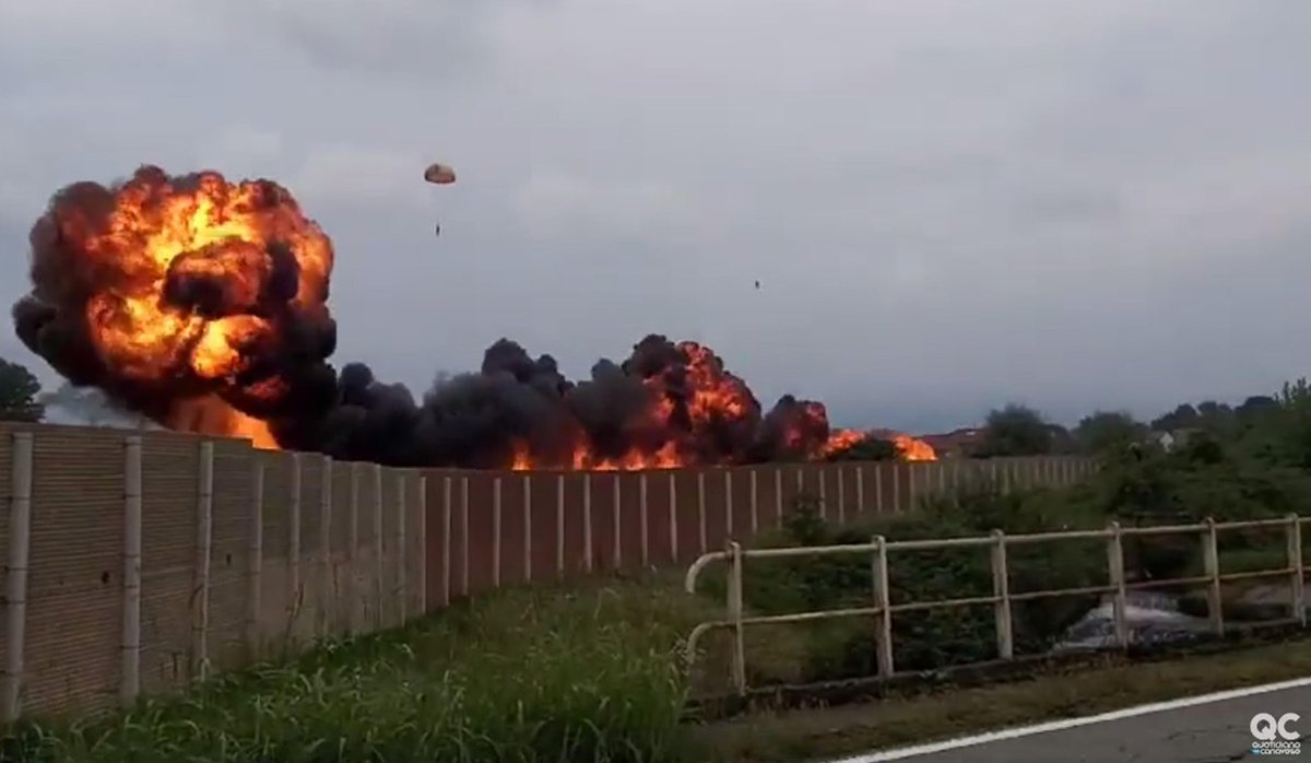 Agenzia_Ansa's tweet photo. Una Freccia tricolore si schianta nel Torinese. Il pilota si salva lanciandosi con il paracadute ma l’incidente coinvolge una famiglia. Morta una bambina di 5 anni. Padre, madre e figlio di 9 anni sono ricoverati in ospedale per ustioni. #ANSA 
https://t.co/U7iXQl0gvr https://t.co/CWK8RccHMq