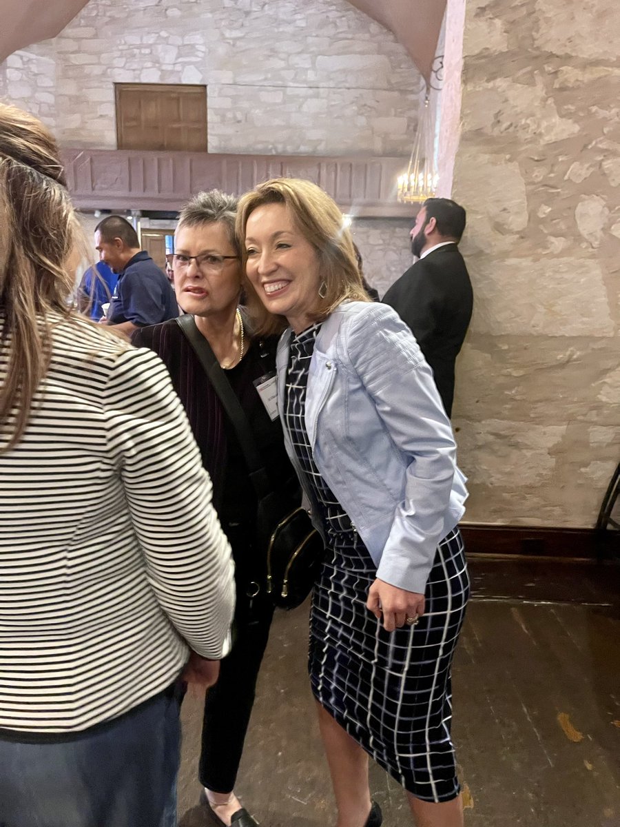 UTSADualLangLab's tweet photo. UTSA hosts 130 superintendents, professors, district leaders &amp; educators at the Building the DL Leader Symposium! Among them was powerhouse Latina supt. from Southwest ISD, Dr. Jeanette Ball! School visits, panels, sessions! We are inspired! @swisd @torresutsa @PresidentEighmy https://t.co/kwwbYT2sjd