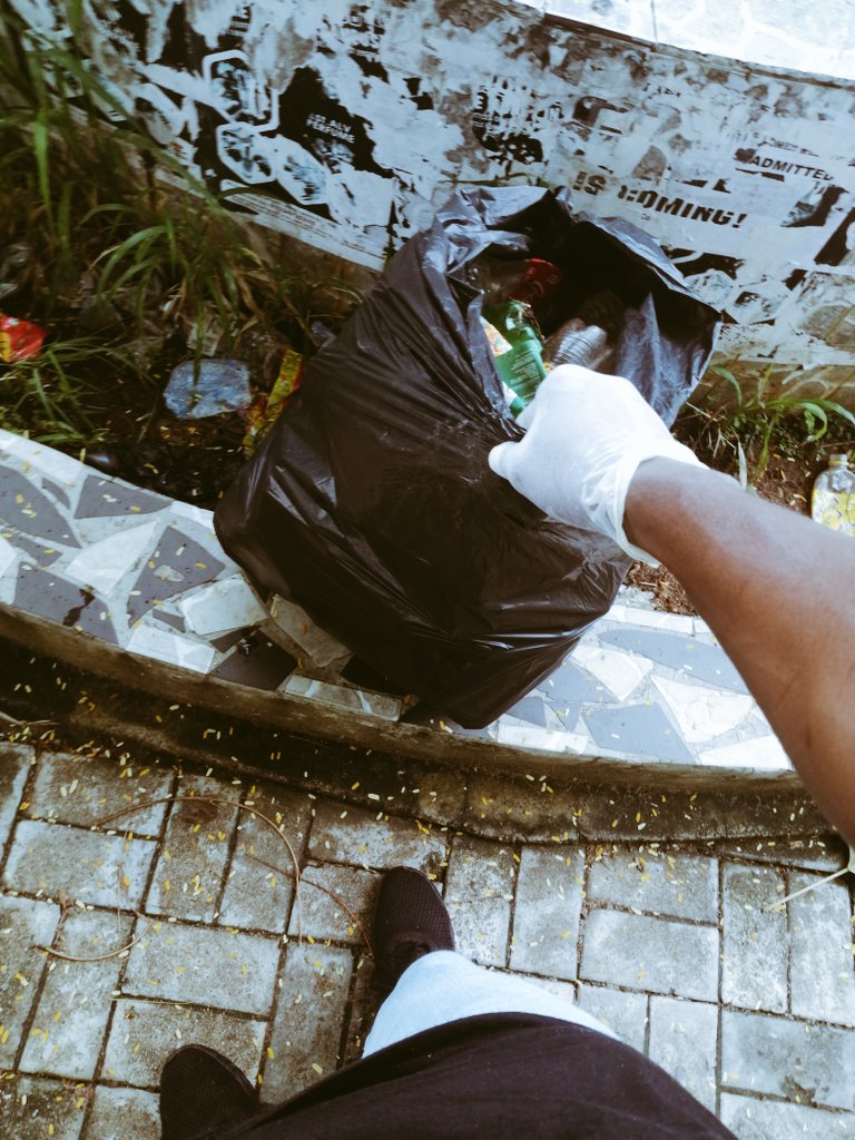 paulwork0's tweet photo. I'm Chinedu Paul Izuogu, and on this 16th of September, in honor of World Cleanup Day by SustyVibes, I led 18 men and women to clean Love Garden at Imo State University. Our mission: preserve Earth's cleanliness. Guiding them against pollution, improper waste disposal, https://t.co/KgppQXMfRe