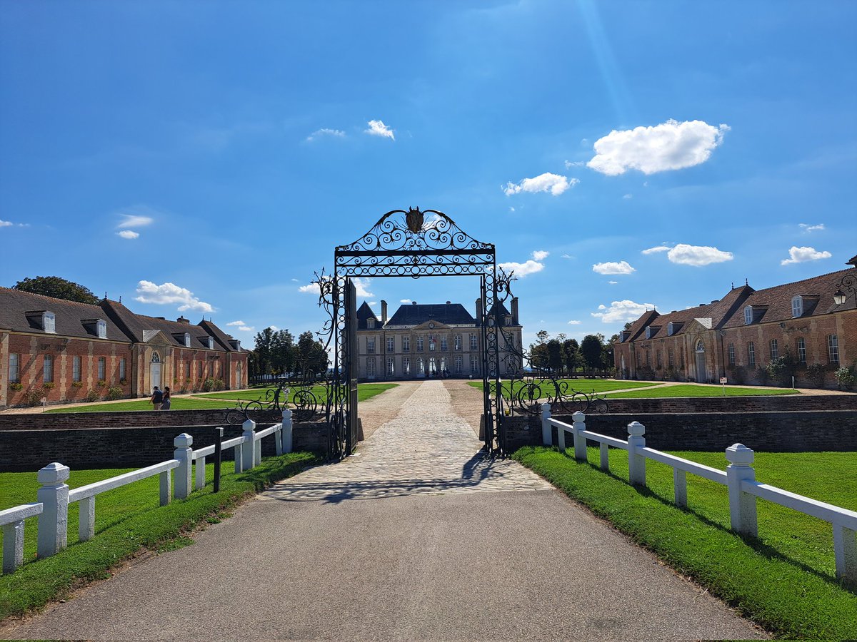 ecole_rai's tweet photo. A l'occasion des journées du patrimoine, les élèves de CE2 CM1 se sont rendus au Haras du Pin pour découvrir notre patrimoine ornais. Un bon moyen de lancer le projet autour de la classe équitation. https://t.co/EJ0jqx70AV