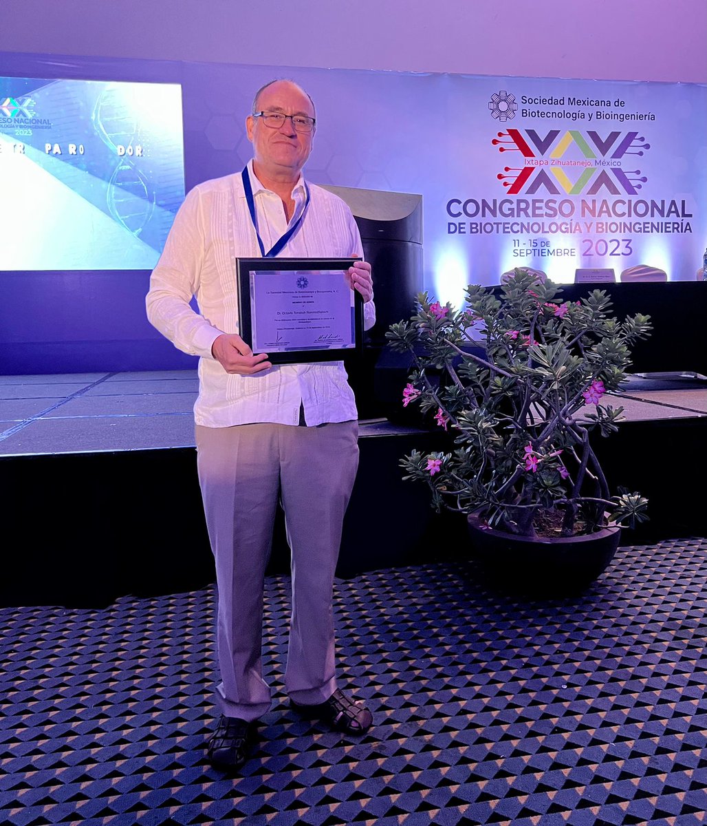 ibt_unam's tweet image. Nos complace informar que el Dr. Tonatiuh Ramírez, integrante de la comunidad IBT fue distinguido como miembro de Honor de la Sociedad Mexicana de Biotecnología y Bioingeniería en el XX Congreso de Biotecnología y Bioingeniería

#OrgulloIBt #OrgulloUNAM