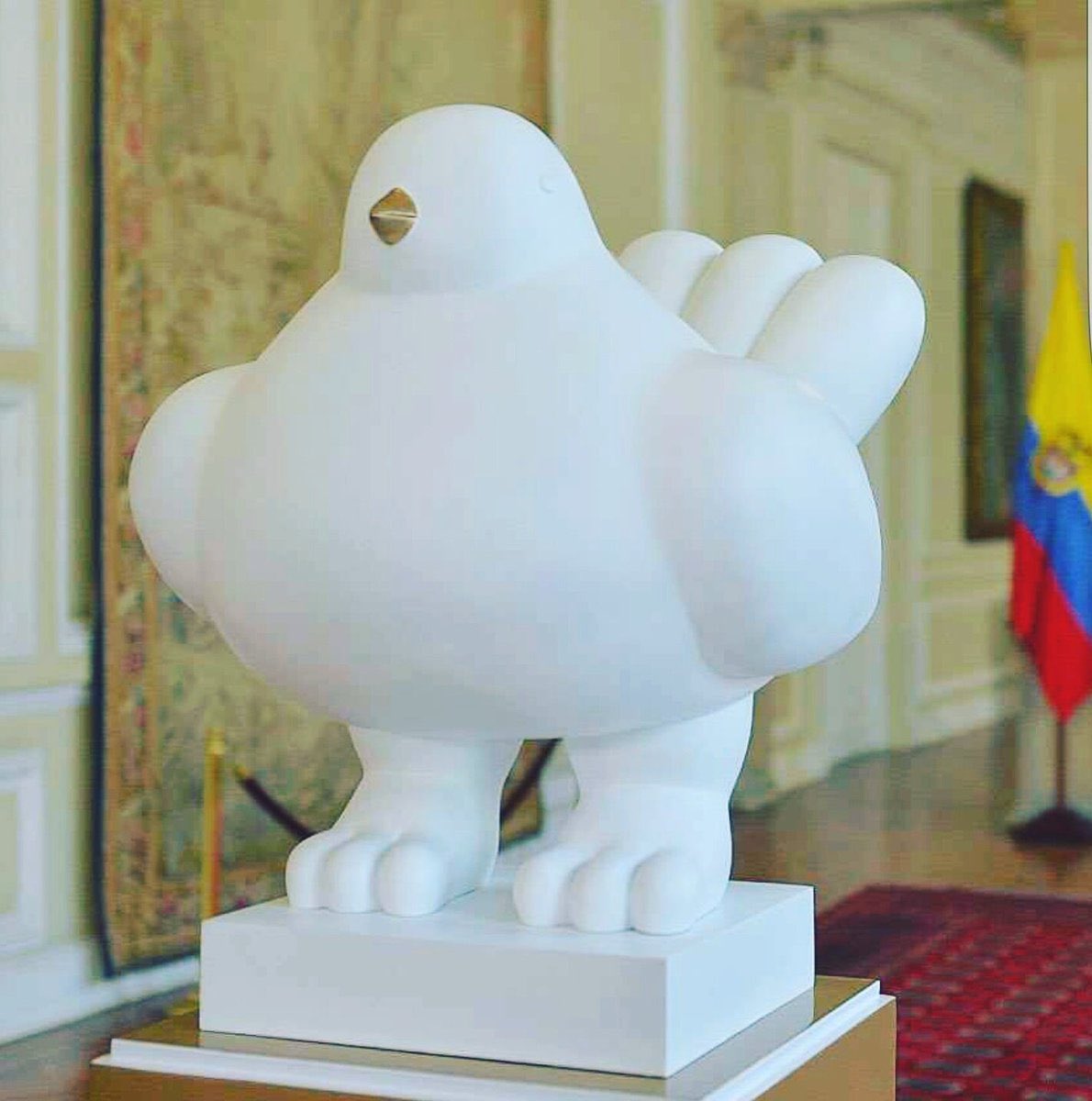 AmericaContexto's tweet photo. Además de lo nombrado anteriormente, donó la escultura de la famosa y distintiva “Paloma de la Paz”, al gobierno colombiano tras la firma del acuerdo de paz con las FARC. Actualmente se encuentra en la Casa de Nariño. https://t.co/uqya14KXez