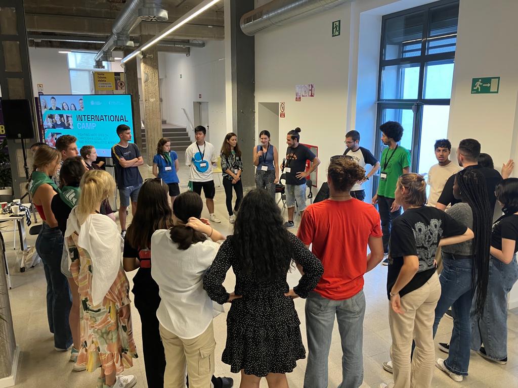 xarxavalors_sc's tweet photo. Des de la Xarxa de Valors dinamitzem el grup de joves a través d'una activitat de tancament en cercle que ens ajuda a recollir les valoracions de les ambaixadores #FastLisa https://t.co/57vI3TC6Rc