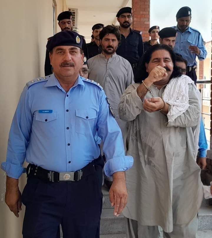Gulltareen7's tweet photo. تاریخ گواہ ہے ! ہمارا یہ سر ایک مرتبہ اللہ کے آگے جھکا ہے
اب ہمارا سر نہ رہے تو کوئی بات نہیں مگر یہ کسی اور کے آگے کبھی نہیں جھک سکتا
#ReleaseAliWazir
#ReleasePTMActivists
#Commrade
@Aliwazirna50
@ManzoorPashteen
@ImaanZHazir
@NoorBachaa
@Noorullah_PTM https://t.co/wivfK8LGST