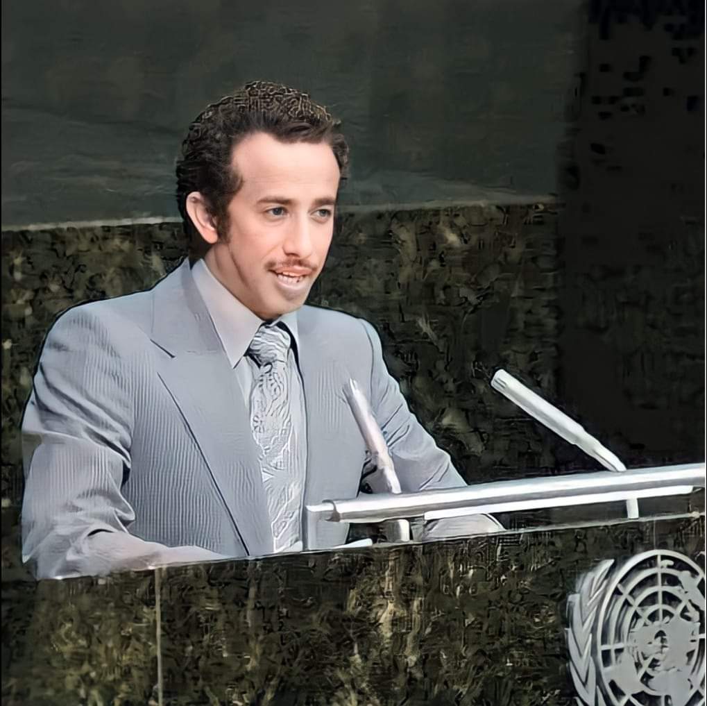 الشهيد محمد صالح مطيع اليافعي وزير خارجية جمهورية اليمن الديمقراطية الشعبية وهو يلقي خطابه في مبنى الأمم المتحدة في منتصف السبعينات من القرن الماضي. 

وكما يعرف عن مطيع بإنه مهندس الانفتاح السياسي على دول الجوار. ولا يختلف كثيرون أن محمد صالح يافعي، الذي عرف بإسمه الحركي «مطيع»