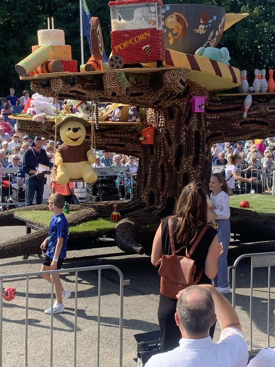 Wat een mooi fruitcorso in Tiel vandaag! Corsovereniging Buren, van harte gefeliciteerd met de eerste prijs!