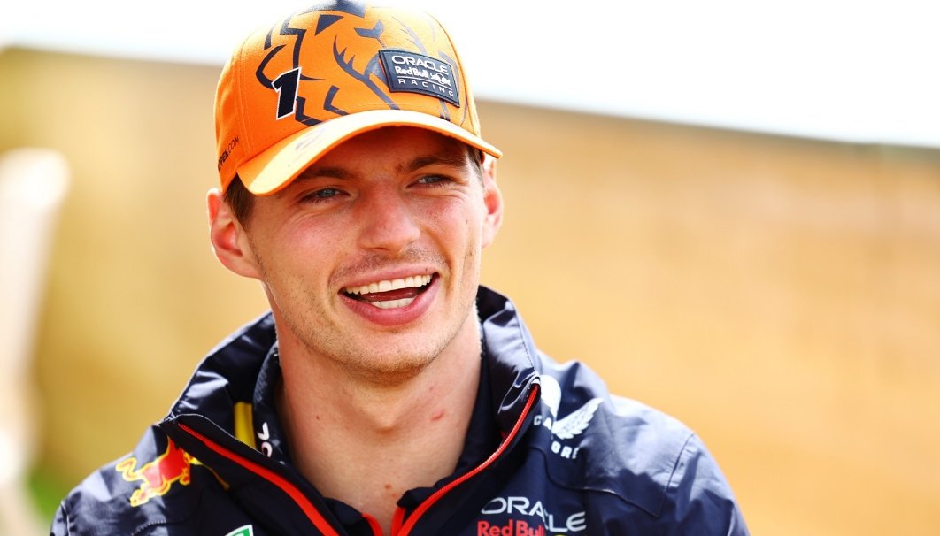 TearOffFR's tweet photo. 🚨 OFFICIEL !

Max Verstappen ne reçoit AUCUNE pénalité après avoir été convoqué pour 3 enquêtes par les commissaires ! ❌

Il s'élancera donc bien P11 demain sur la grille de départ !

#F1 #SingaporeGP