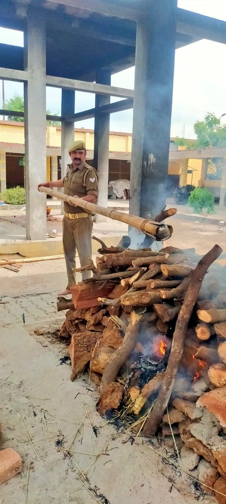 इतनी जल्दी जाना नहीं था बुजुर्ग बाबा,अंतिम संस्कार बेटा बनकर किया,अवश्य कोई रिश्ता था ज़रूर मेरा,वरना ललितपुर स्टेशन पर पहली मुलाकात,पैरों में सूजन, इलाज़ और वृद्धाश्रम में रखा,अभी पांच दिन पहले अचानक बीमार हुए,डॉ ने एक किडनी व लिवर डैमेज बताया,कल शाम मेरी ही कार में शांत हो गए😭