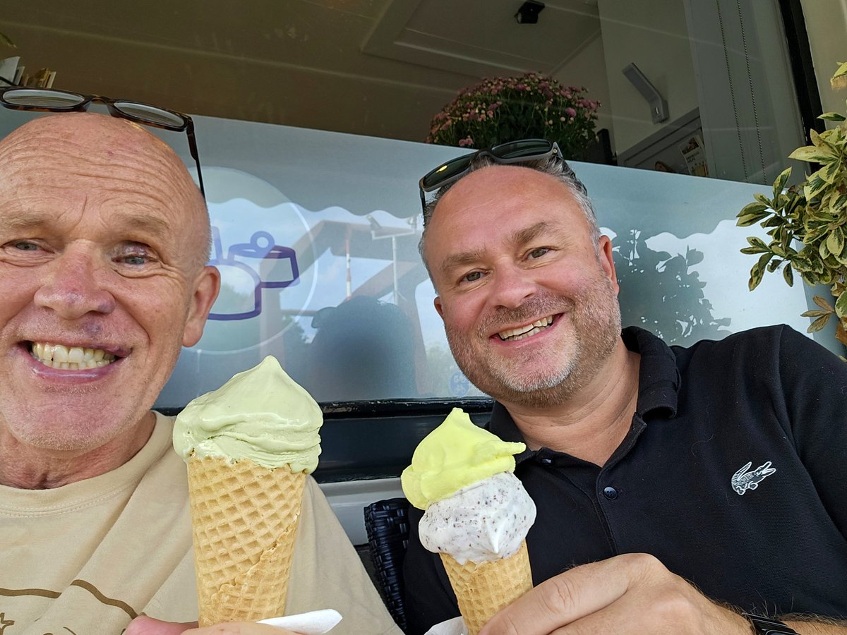 EricRoeske's tweet photo. Topzaterdag❣️
Voetballen #Kampong
Zwemmen #KrommeRijn
IJs #Italia
Fietsen #Micha
IJs #Jutphaas
en Raglan op voetbalkamp ⛺️ https://t.co/RZXjWyzyHX