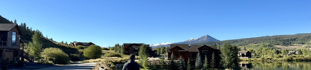 amakatmoss's tweet photo. Beautiful walk this morning…yup….that’s snow on top of the peaks!! 🏔️ #mtnlife #summitcounty https://t.co/9JWmyNMajc