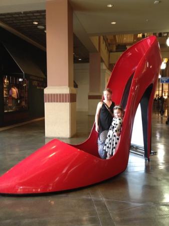 interstatefair's tweet image. At the Spokane County Interstate Fair, Ruby the Big Red Shoe is &apos;pumping up&apos; the fun! Swing by the Plaza to see this local gem from River Park Square and capture a &apos;shoetacular&apos; selfie! 📸👠
#spokane #spokanefun #fairfun #spokanefair #bigredshoe #familyfun #riverparksquare