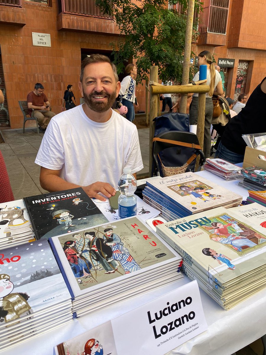akiarabooks's tweet photo. Avui un fantàstic grup d'autors d'@akiarabooks ha participat en la Trobada d'Il·lustradors que cada any organitza la llibreria @apeudepagina (a la foto, amb la nostra agent #VéroniqueKirchhoff).
#AlbertAsensio #AlbertArrayás #VerónicaFabregat #LucianoLozano #AnaSender #MariaGirón https://t.co/qudOqSCD6M