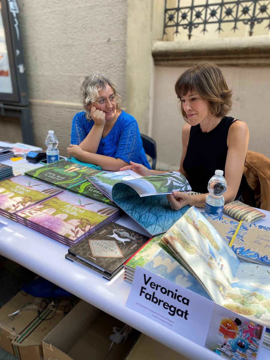 akiarabooks's tweet photo. Avui un fantàstic grup d'autors d'@akiarabooks ha participat en la Trobada d'Il·lustradors que cada any organitza la llibreria @apeudepagina (a la foto, amb la nostra agent #VéroniqueKirchhoff).
#AlbertAsensio #AlbertArrayás #VerónicaFabregat #LucianoLozano #AnaSender #MariaGirón https://t.co/qudOqSCD6M