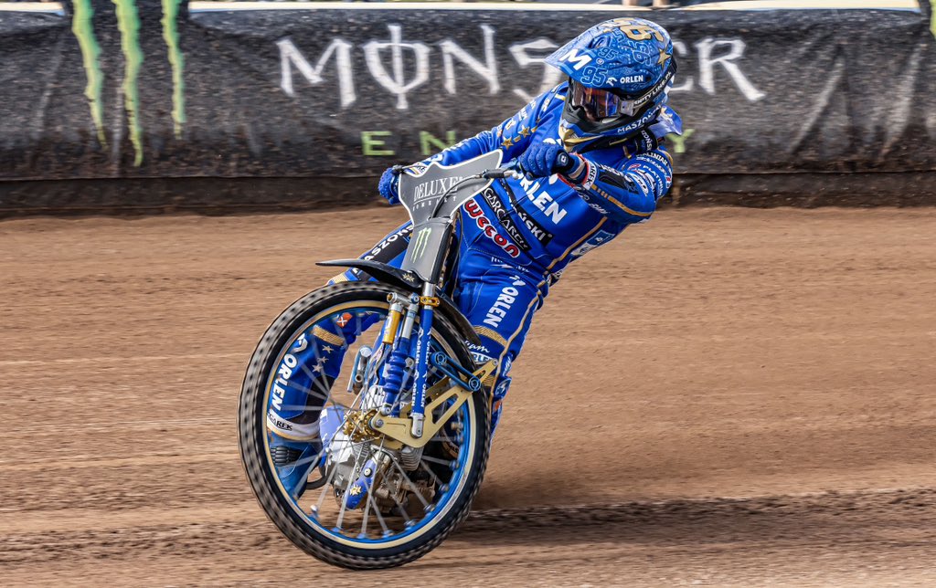 speedwaystarmag's tweet photo. BART OUT…
Sensational news from the @SpeedwayGP in Vojens as series leader Bartosz Zmarzlik has been kicked out of the meeting for wearing the wrong racesuit during qualifying. 
📺 Now live on Eurosport. 
📸 @taylanningpix https://t.co/NZhCPonVo1