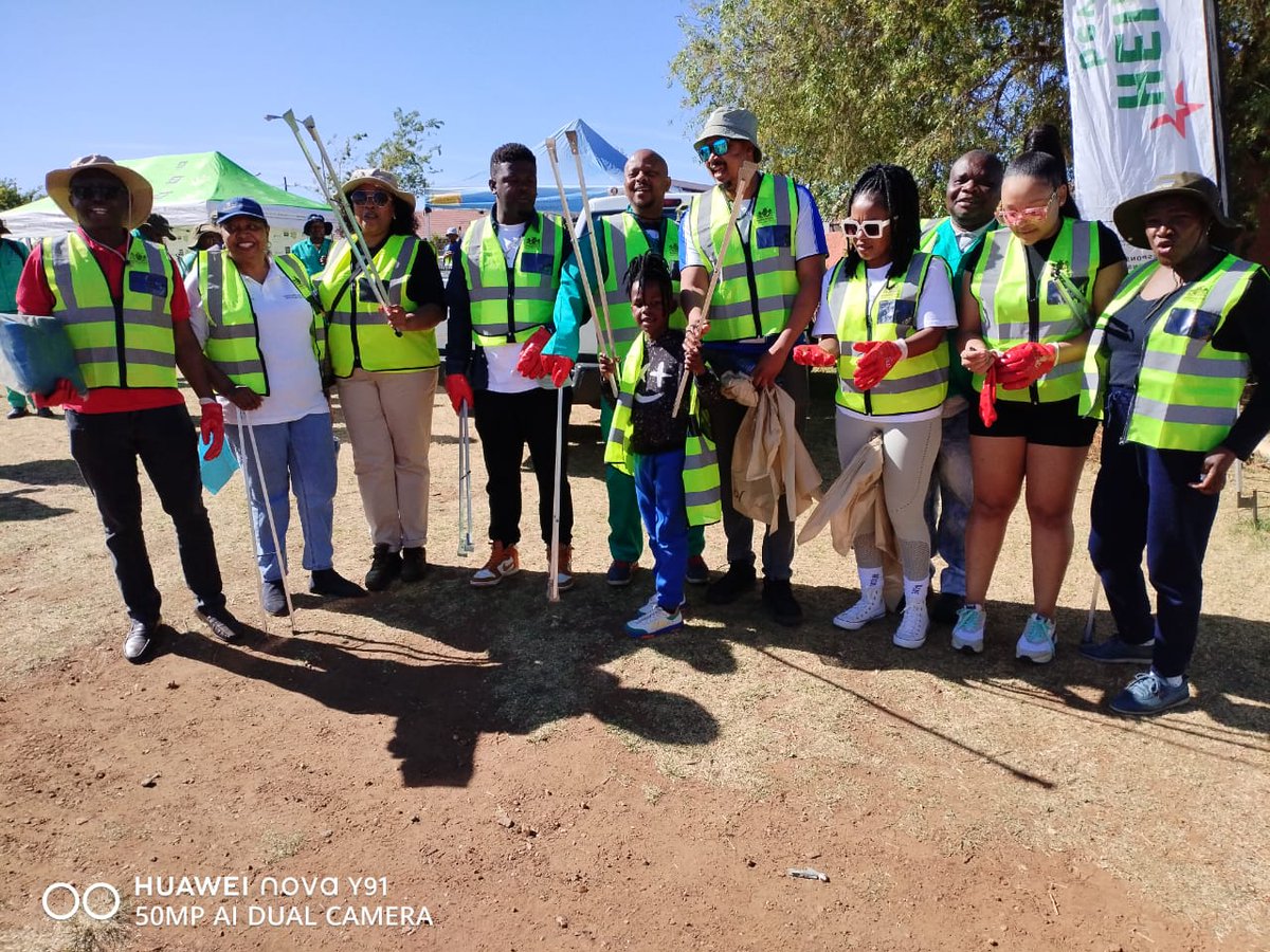 CleanerJoburg's tweet photo. Jozi! Highlights from today's clean-up with our Zondi Depot and team #WorldCleaupDay #RecylingWeek #StopIllegalDumping @CityofJoburgZA https://t.co/wZV0Q9tYqF