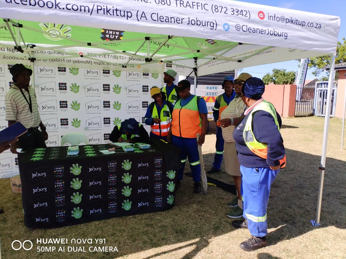 CleanerJoburg's tweet photo. Jozi! Highlights from today's clean-up with our Zondi Depot and team #WorldCleaupDay #RecylingWeek #StopIllegalDumping @CityofJoburgZA https://t.co/wZV0Q9tYqF