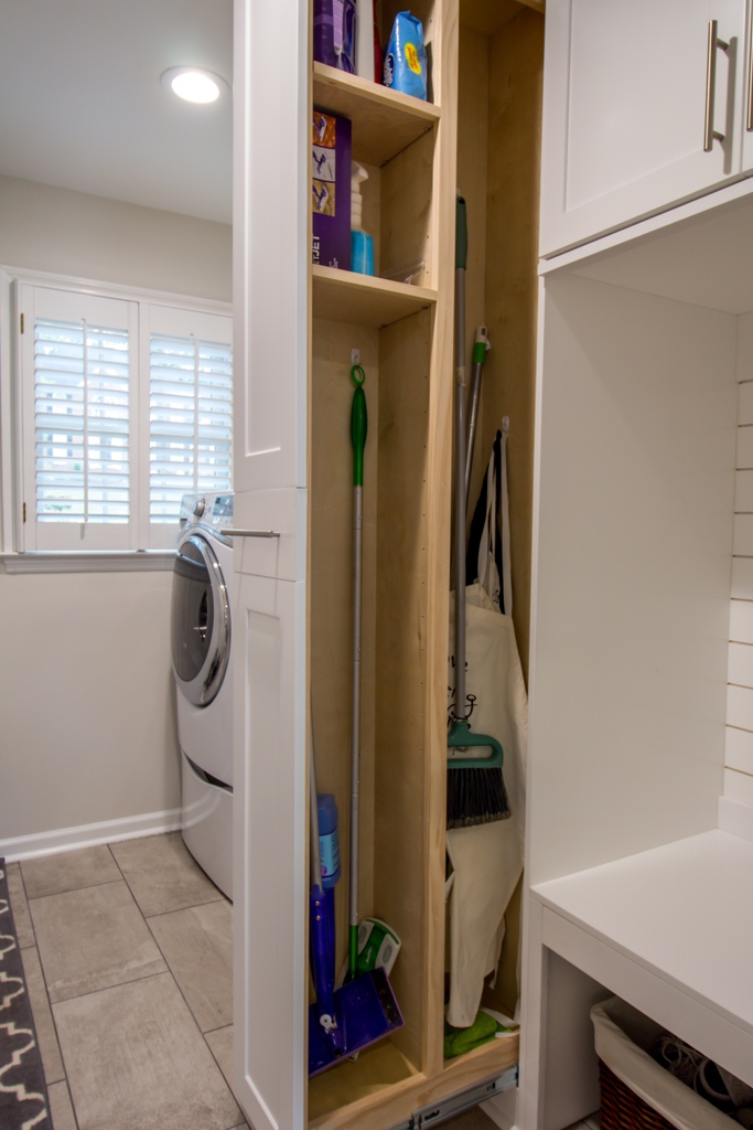 CCFFcompany's tweet image. If you’re like us, you’re always looking for ideas to add organization and storage to your home. 
☞ If your laundry room allows space for cabinetry, let this give you inspiration 🧺

#laundryroom #mudroom #laundryroomgoals #luandryroominspo #mudroominspo #mopcloset #pullouts