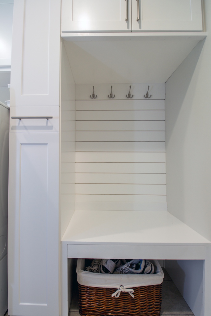 CCFFcompany's tweet image. If you’re like us, you’re always looking for ideas to add organization and storage to your home. 
☞ If your laundry room allows space for cabinetry, let this give you inspiration 🧺

#laundryroom #mudroom #laundryroomgoals #luandryroominspo #mudroominspo #mopcloset #pullouts