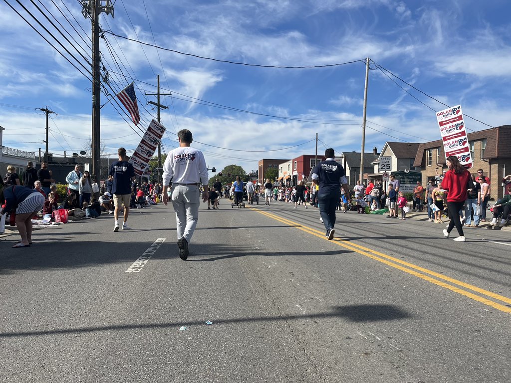 dolan4ohio's tweet image. The #OhioFirst team had a great time greeting friends and new supporters in Grove City at the 44th Annual Arts in the Alley Parade! It was also fun to run into @SenReynolds03. She has a great team and works hard to build a stronger Ohio! #OHSEN