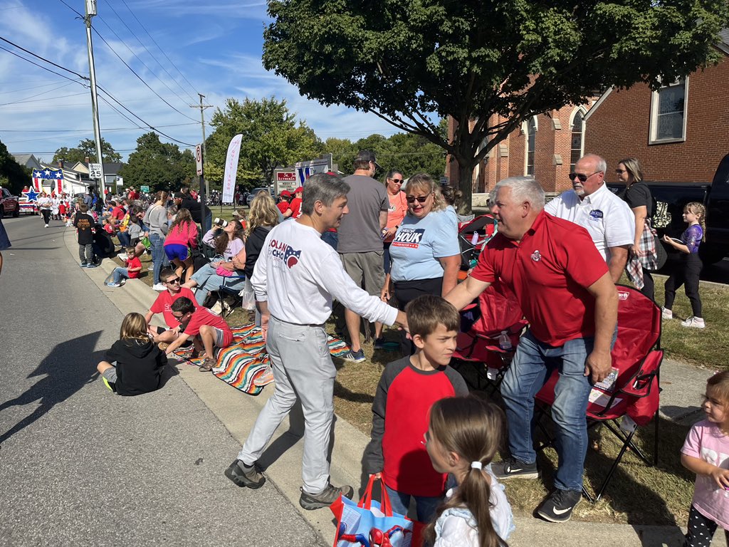 dolan4ohio's tweet image. The #OhioFirst team had a great time greeting friends and new supporters in Grove City at the 44th Annual Arts in the Alley Parade! It was also fun to run into @SenReynolds03. She has a great team and works hard to build a stronger Ohio! #OHSEN