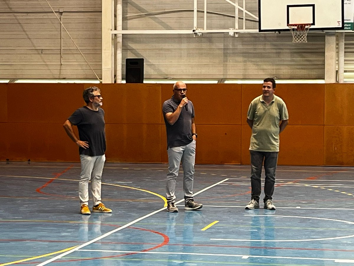 EduComerma's tweet photo. Molt ambient d'handbol al pavelló de l'ausoneta amb el VIIè torneig "Ciutat de Vic" i la presentació dels equips d'aquesta temporada del @HandbolVic 
Sort i encerts a la nova Junta Directiva del club en la nova etapa.
#Vicactivat https://t.co/UFVDWb2jQc