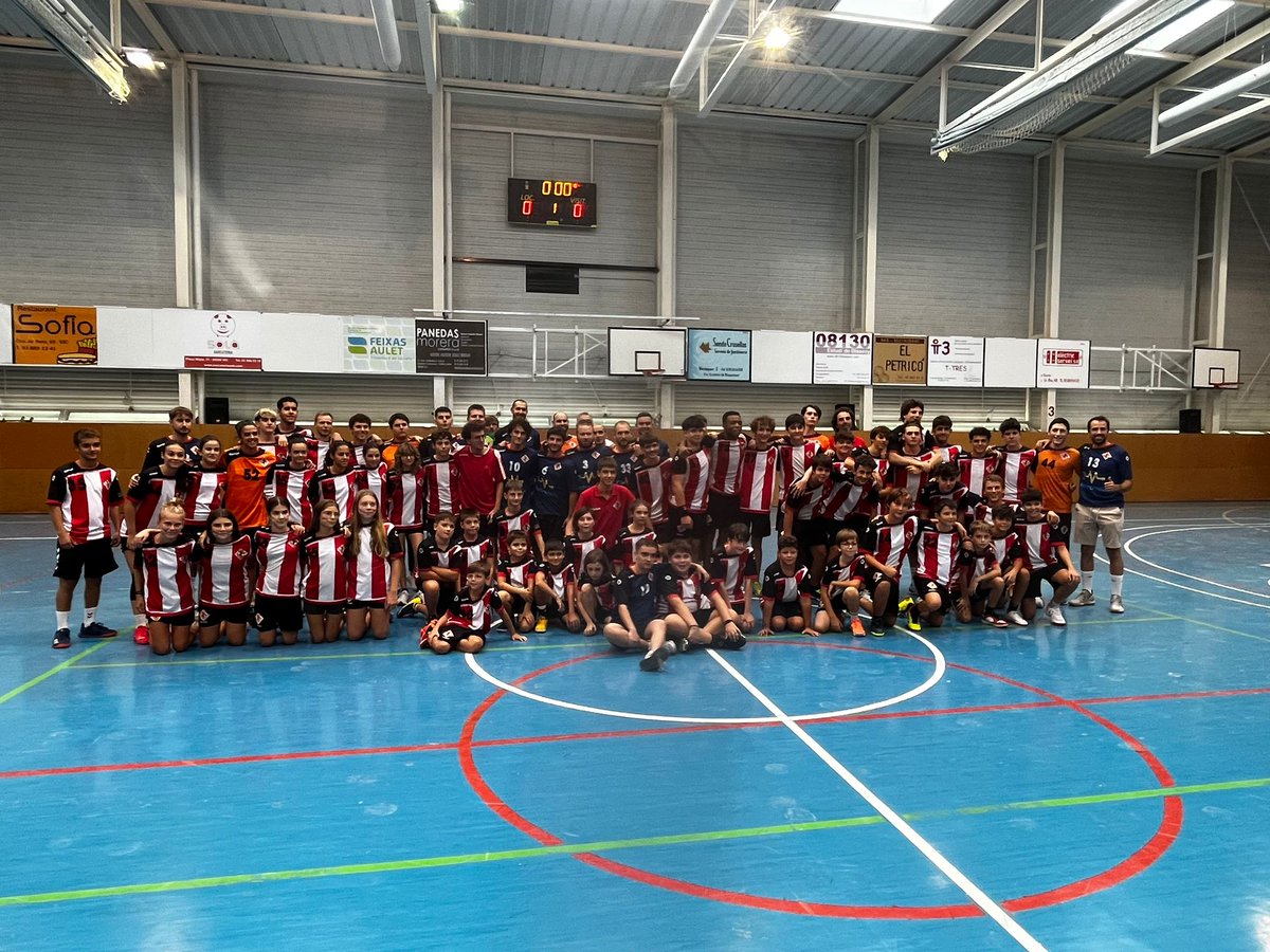 EduComerma's tweet photo. Molt ambient d'handbol al pavelló de l'ausoneta amb el VIIè torneig "Ciutat de Vic" i la presentació dels equips d'aquesta temporada del @HandbolVic 
Sort i encerts a la nova Junta Directiva del club en la nova etapa.
#Vicactivat https://t.co/UFVDWb2jQc