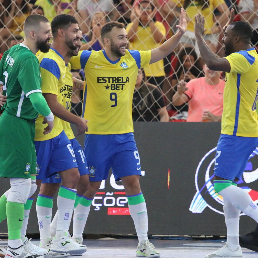 CBF_Futsal's tweet photo. Sorriso estampado no rosto de quem é finalista da Copa Líder das Nações! 😁

Brasil 🇧🇷x🇮🇷 Irã 
🗓️ 17 de setembro
🕛 10h (horário de Brasília) 
🏟️ Arena Sorocaba (SP)
🏆Copa Líder das Nações - FINAL
📺 Globo | SporTV | YouTube CBF Futsal https://t.co/97TpvQbStI