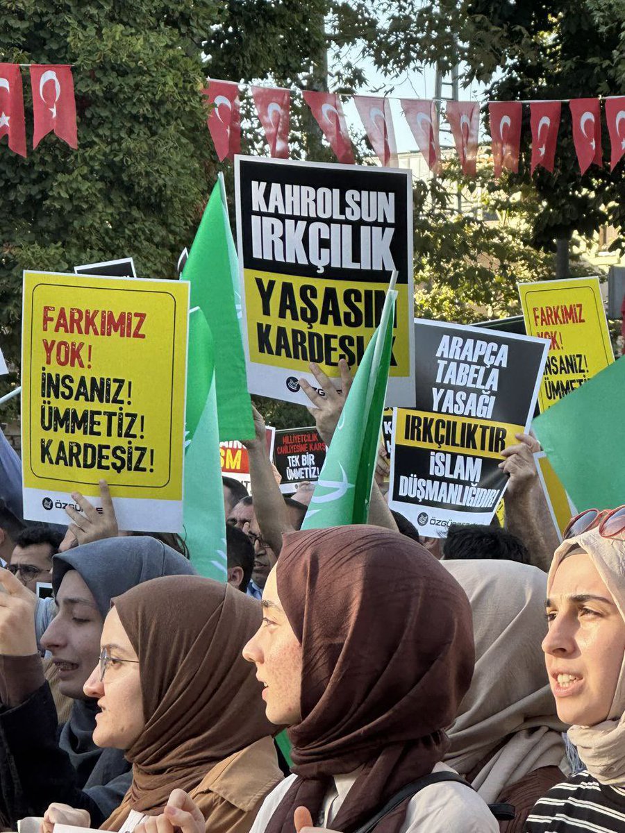 oguzzatsiz's tweet photo. Arapça tabela yasağı islam düşmanlığıymış. Bunlar ya salak ya da gönüllü Türk düşmanı. https://t.co/bXcrwTVPxl