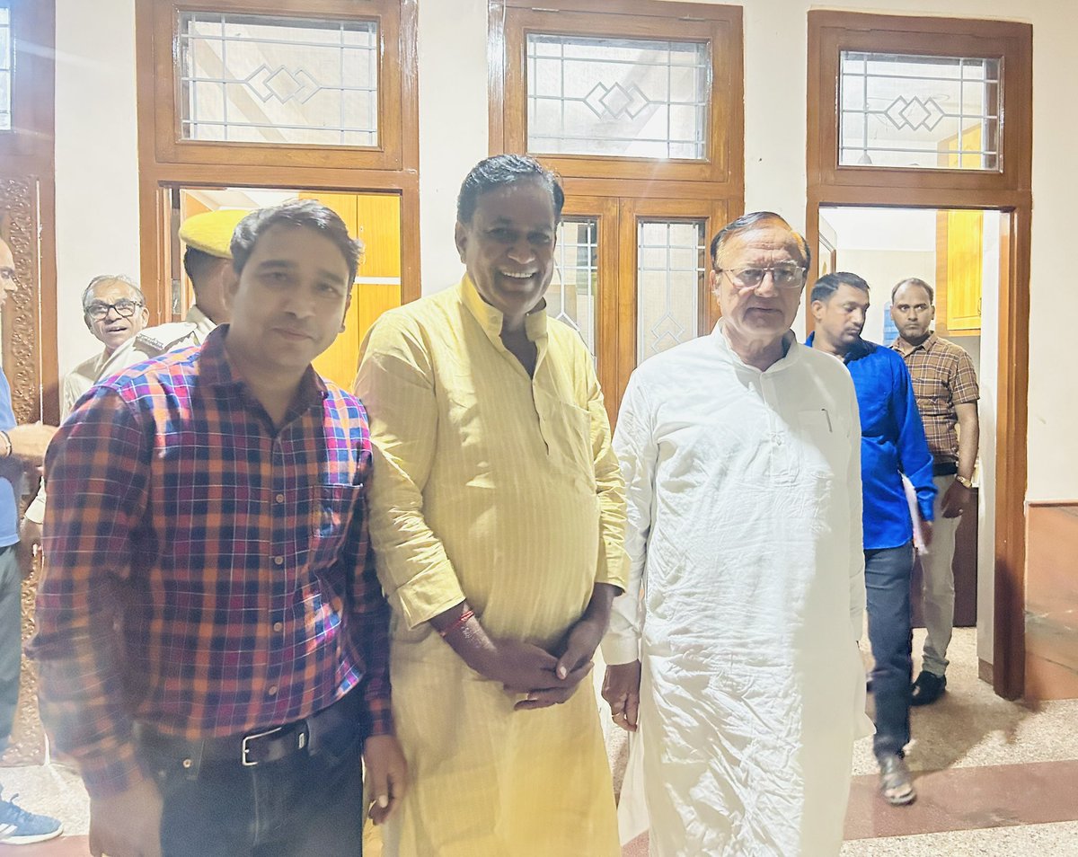 Mukeshmahar_'s tweet photo. पदोन्नति संघर्ष समिति प्रदेश संरक्षक मुकेश कुमार मीणा व रेसा वीपी प्रदेशाध्यक्ष भंवरलाल गुर्जर ने शिक्षा नियम संशोधन की पत्रावली को कैबिनेट में रखवाने को लेकर शिक्षामंत्री बी डी कल्ला से मुलाकात करी 
@DrBDKallaINC
@Bhanwar99gujar 

@padonnati 
@Mukeshmahar_
@rishi_paakad https://t.co/nMWZHGbCNr