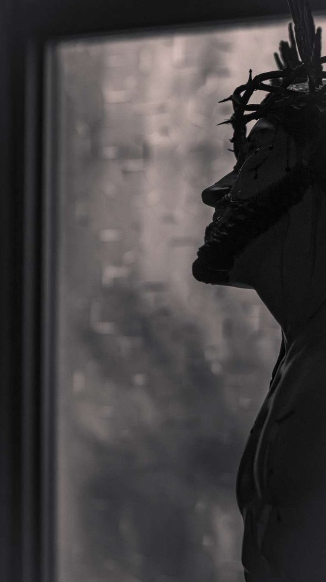 “Lo hizo por ti, por mí, para que cuando tú, yo, o cualquiera se vea entre la espada y la pared, perdido en un callejón sin salida, sumido en el abismo del abandono, absorbido por el torbellino del "por qué", pueda tener esperanza”.

- Papa Francisco