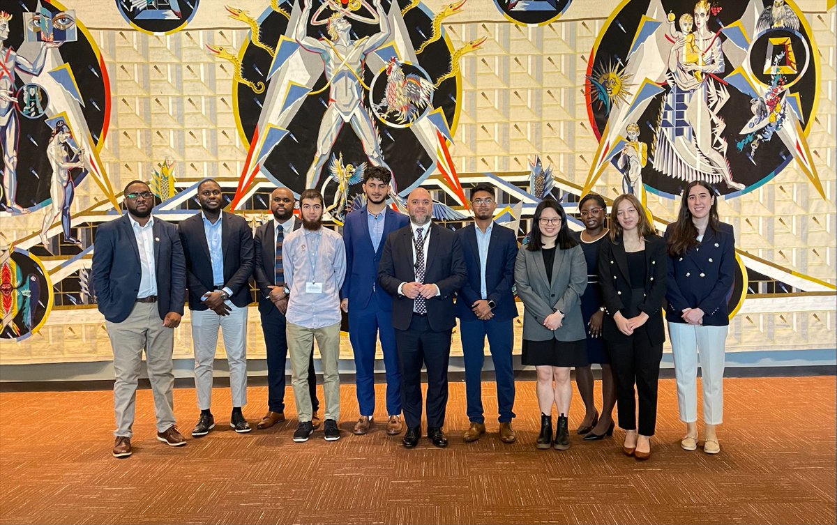 COP28_UAE's tweet image. On the sidelines of #SDGActionWeekend, #COP28 DG Majid Al Suwaidi sat down with delegates from the International Youth Climate Delegates program, to listen and learn more about their hopes, aspirations and actions for a climate-resilient future.