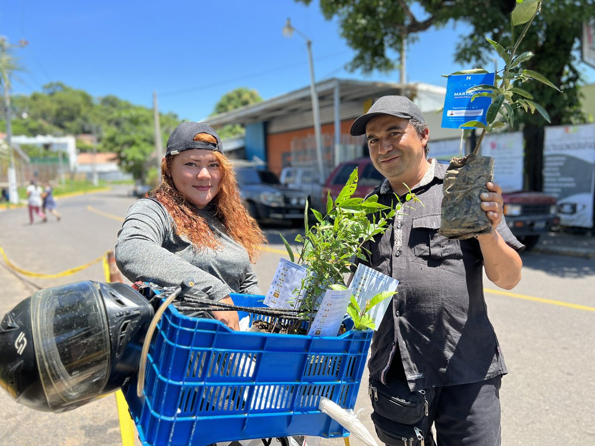 SandraYaniraSV's tweet photo. En nuestra misión por un país más verde, te regalamos un árbol frutal para que seas parte del cambio y crear un El Salvador más sostenible. 🌳

📍Estamos ubicados en la entrada principal de Zaragoza, La Libertad. https://t.co/djaOwF57xP