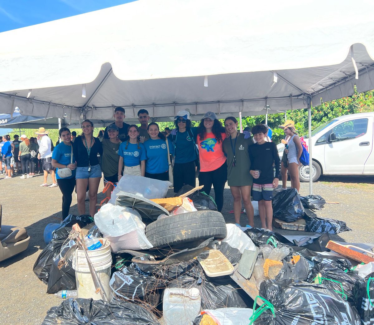 rotariospr's tweet photo. Los clubes Interact de la  Escuela José Santos Alegría de Dorado, Dorado Academy, TASIS y el Club Rotario de Dorado participaron de la limpieza de playas en las playas de Dorado. #distritorotario7000 #limpiezadecostas2023 https://t.co/DaBv9QpR0v
