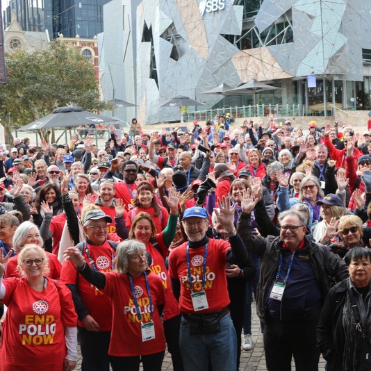 Rotary's tweet image. 24 October is #WorldPolioDay 📆 and the countdown is on! 
There are a million ways to help us cross the finish line and #EndPolio now. It&apos;s only possible if we work together 🫶

Get involved 👉 on.rotary.org/3PEI6Tr