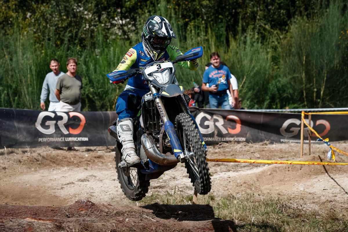 rfme_oficial's tweet photo. Zachary Pichon da la sorpresa en A Estrada y gana la primera jornada de la cuarta prueba del Campeonato de España de Enduro!!

Josep García, Julio Pando, Jaume Betriu y Sergio Navarro lo han acompañado en el pódium!

Fotografías: Nicki Martínez

#rfme #enduro #espenduro https://t.co/syjYzCBLf6